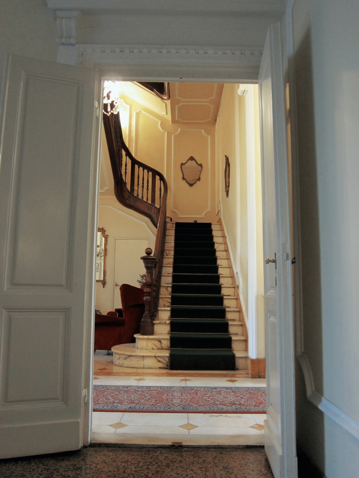 THE STAIRCASE STARTING FROM THE RECEPTION